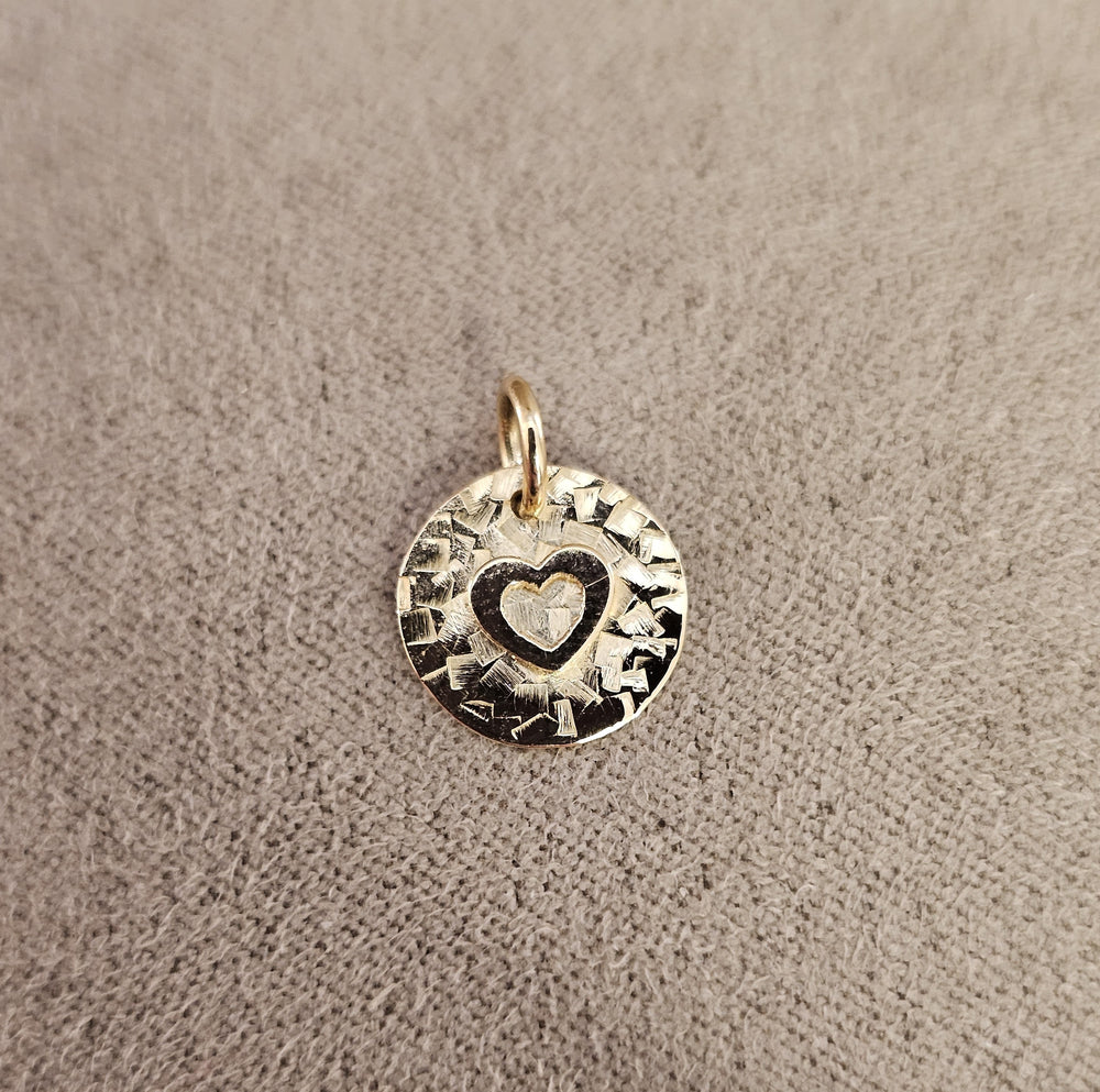 Plakette mit Herz (ausgeschnitten)