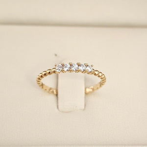 750er Kugelring aus Gelbgold mit 5 Zirkonen – elegant & funkelnd