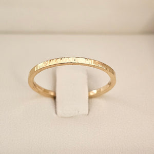 750er Goldring flach gehämmert – modern & elegant