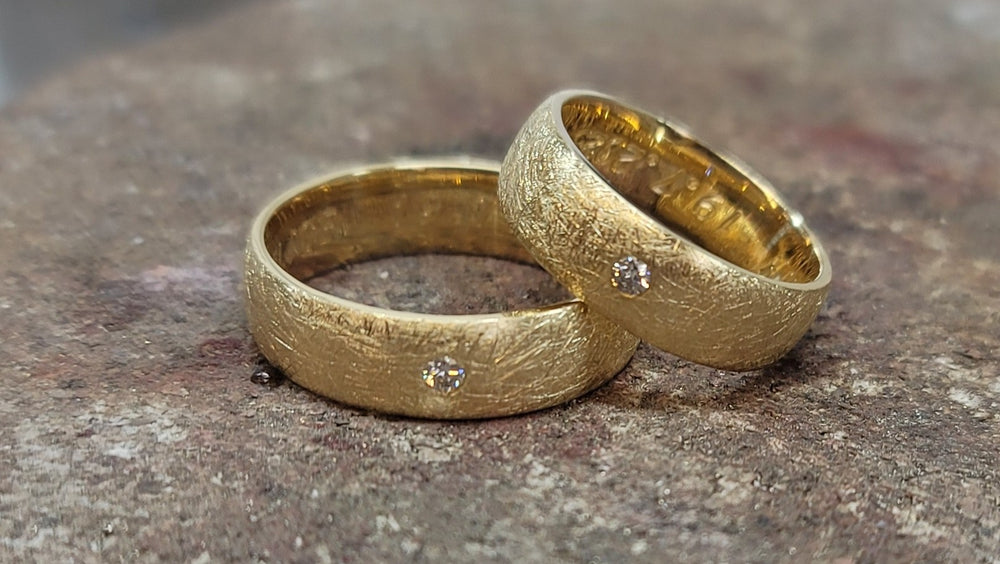 Gelbgold halbrund eismatt mit Brill.