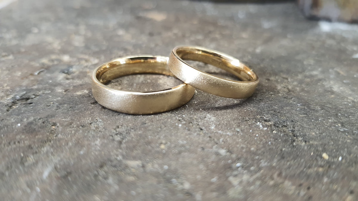 Gelbgold leicht halbrund nadelmatt